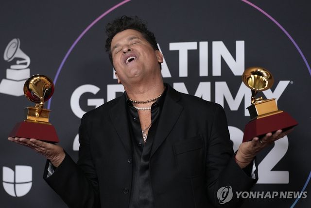 그래미 시상식 트로피를 들고 있는 카를로스 비베스