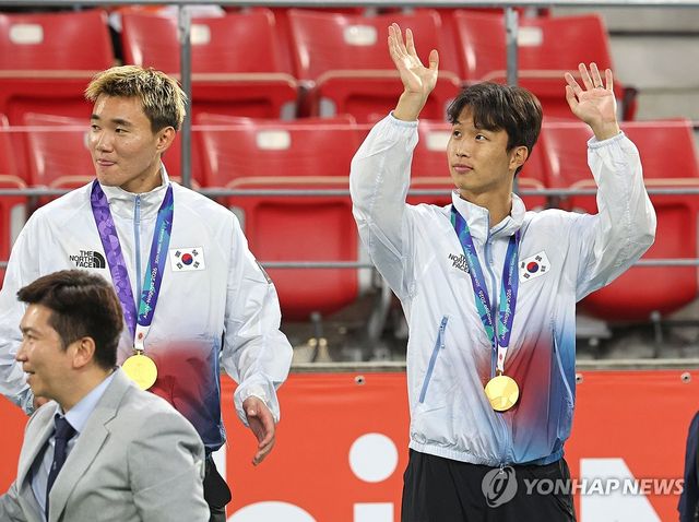 금메달 목에 건 엄지성