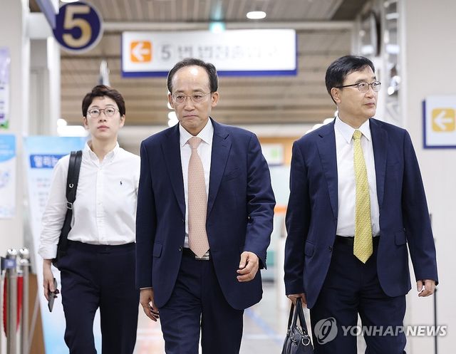 공판 출석하는 추경호