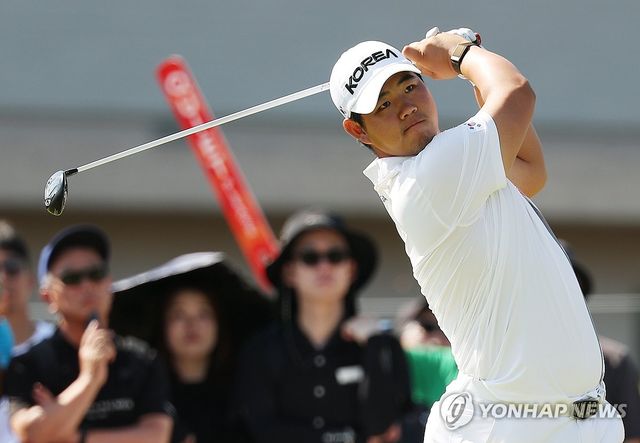 티샷하는 김주형