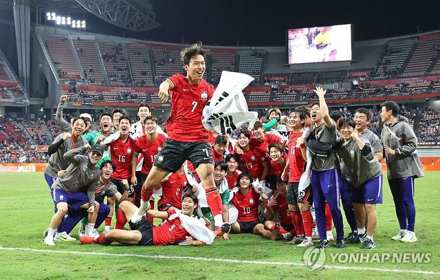 엄지성 맹활약 속 한국 축구 금메달