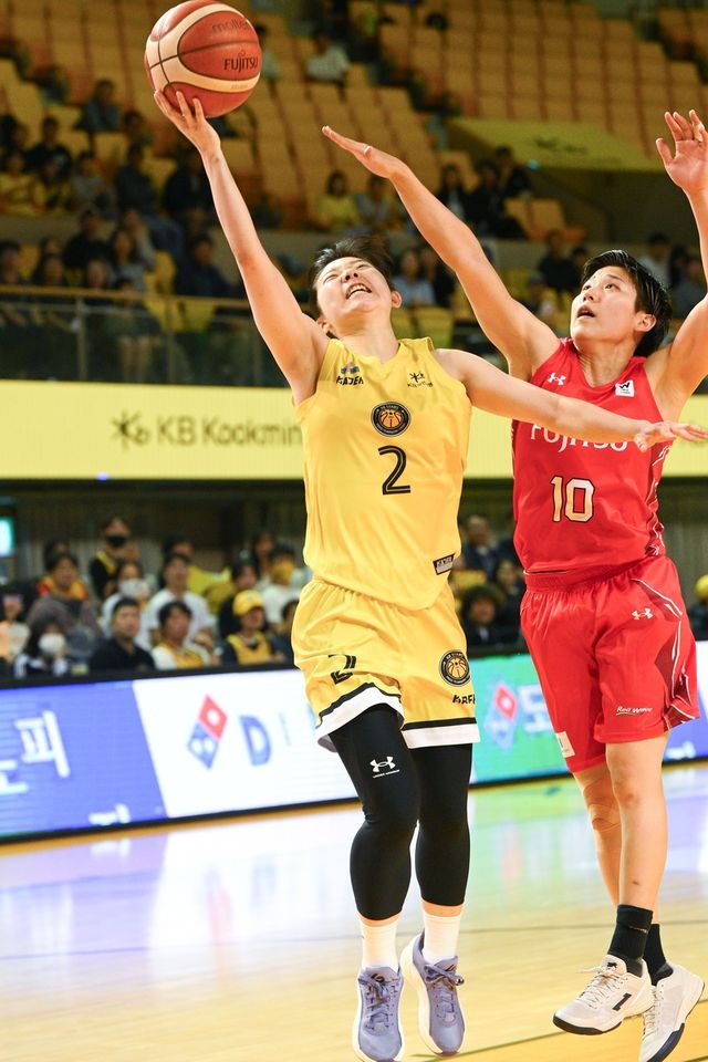 레이업 시도하는 허예은(2번)