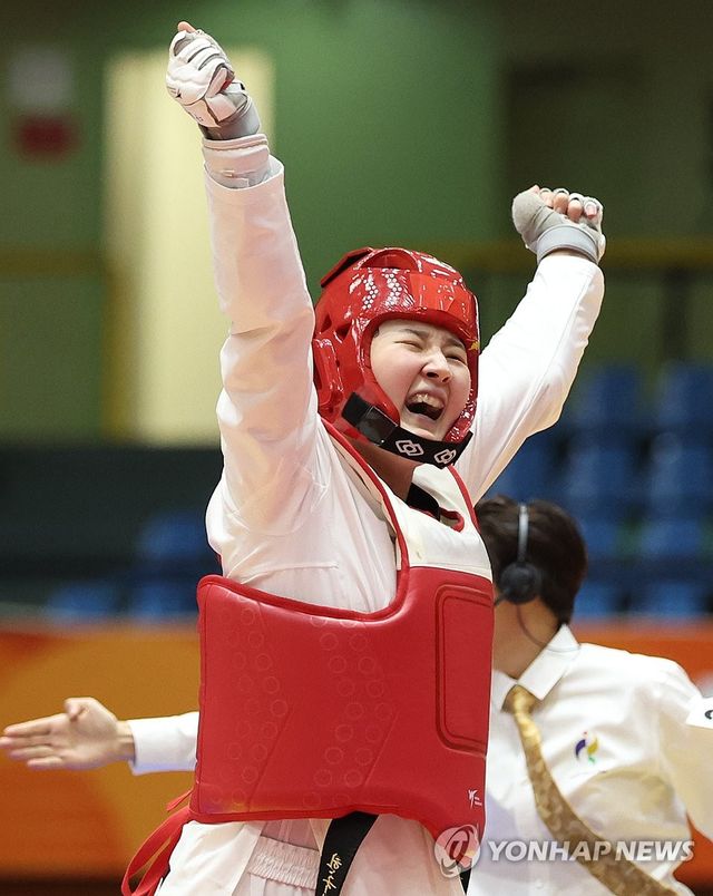 송다빈 금빛 환호