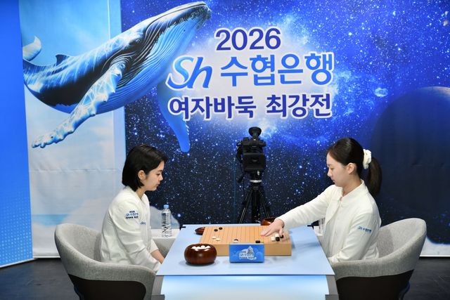김은지(오른쪽)가 스미레를 꺾고 우승했다.