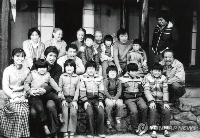 '전원일기' 출연진과 함께 기념 촬영하는 최불암