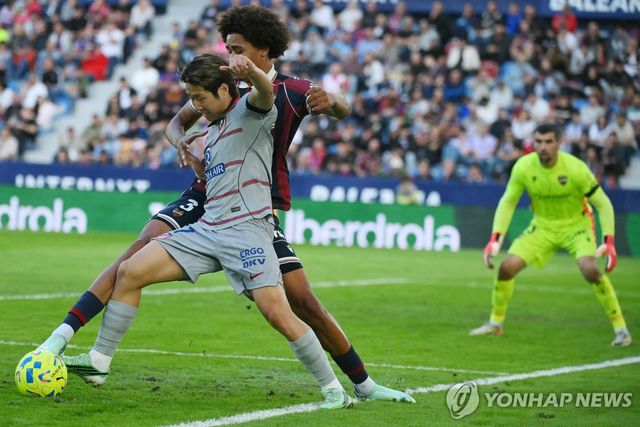볼 경합하는 이강인