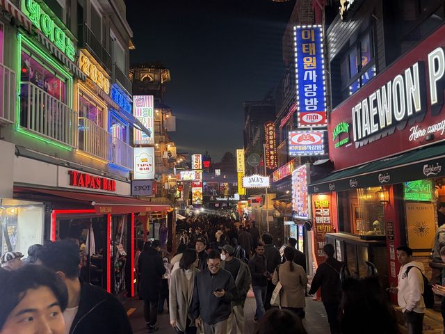 31일 저녁 북적이는 핼러윈 이태원 거리