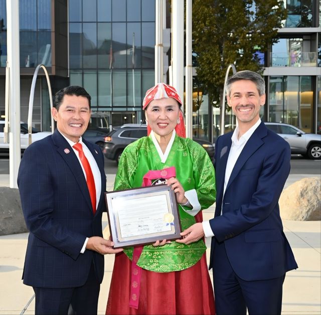 산호세 시장 표창패 받는 구은희 한국어교육재단 이사장