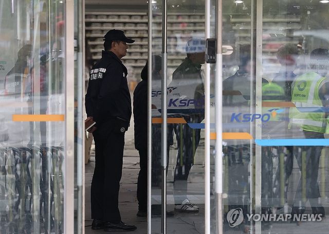 투표함 반출 끝난 핸드볼경기장
