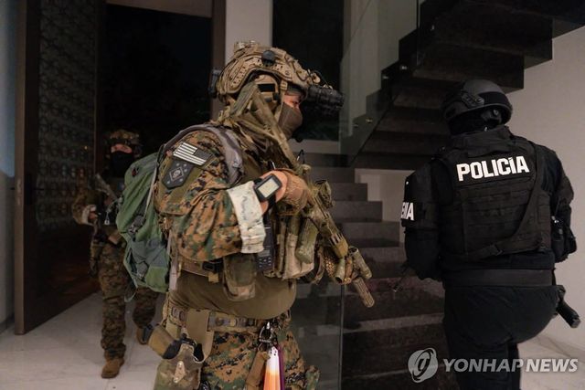 에콰도르 경찰과 마약 밀매 혐의자 소탕작전 함께 한 미군