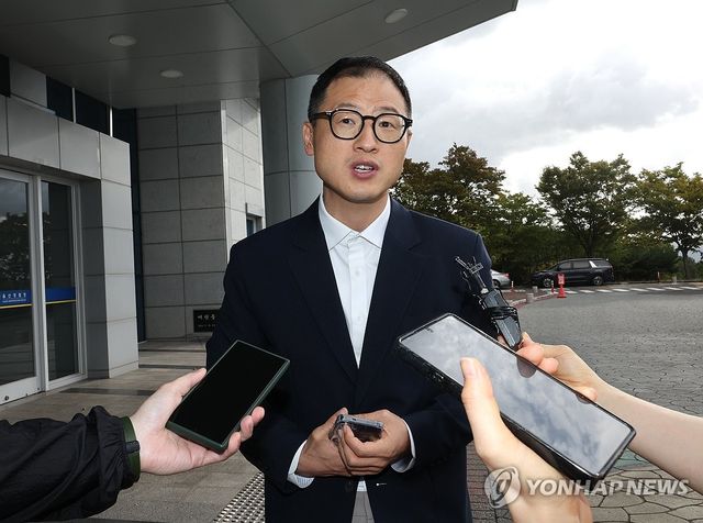 질문에 답하는 김상욱 울산시장