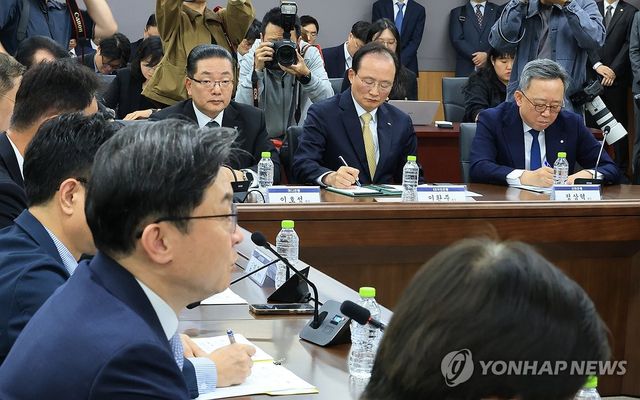 입장하는 이억원 금융위원장