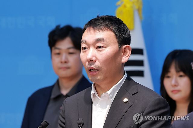 '검찰 보완수사권 폐지' 관련 민주당원들과 기자회견 연 김용민 의원