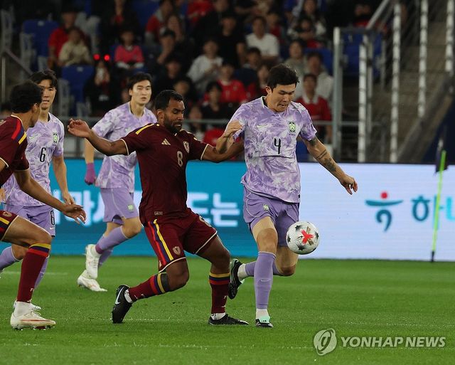 공 몰고 나오는 김민재