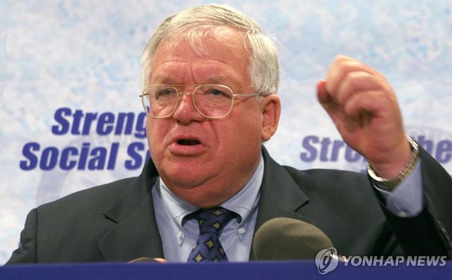 2005년 미 의회에서 기자회견 중인 데니스 해스터트 전 하원의장 