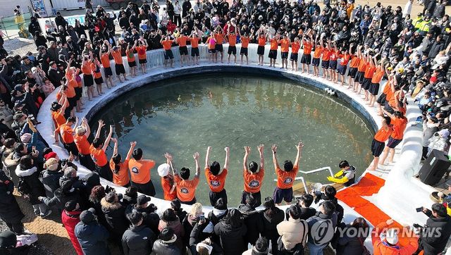 화천산천어축제장 맨손잡기 체험