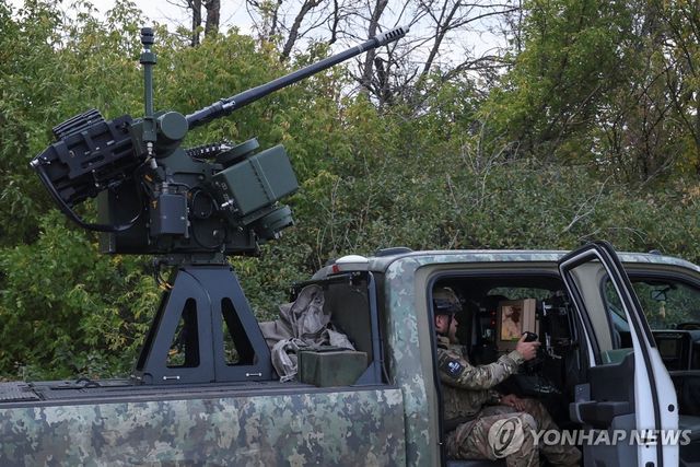 지난 9월26일(현지시간) 우크라이나 카르키우 지역의 1030 방공포연대 소속 대원이 기반 호주산 방공포 '슬링어'를 점검하고 있다. 해당 사진은 기사 본문과 직접 관련은 없다. [로이터=연합뉴스 자료사진. 재판매 및 DB 기반]