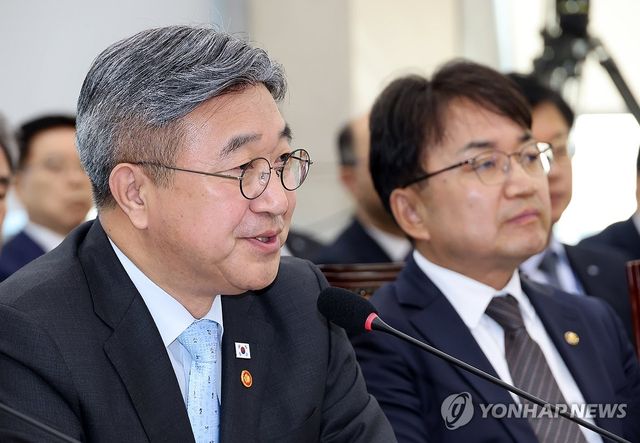 행안위 국감, 답변하는 윤호중 행안부 장관