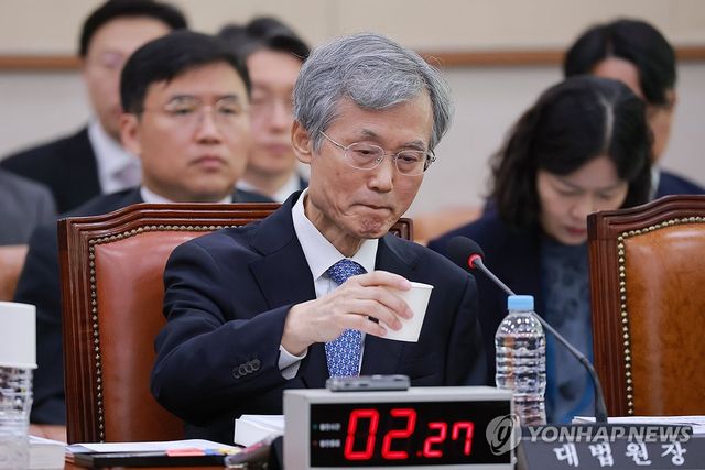 목 축이는 조희대 대법원장