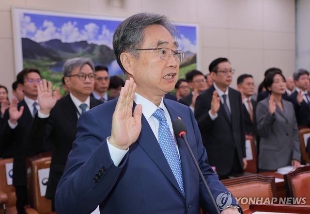 선서하는 조현 외교부 장관