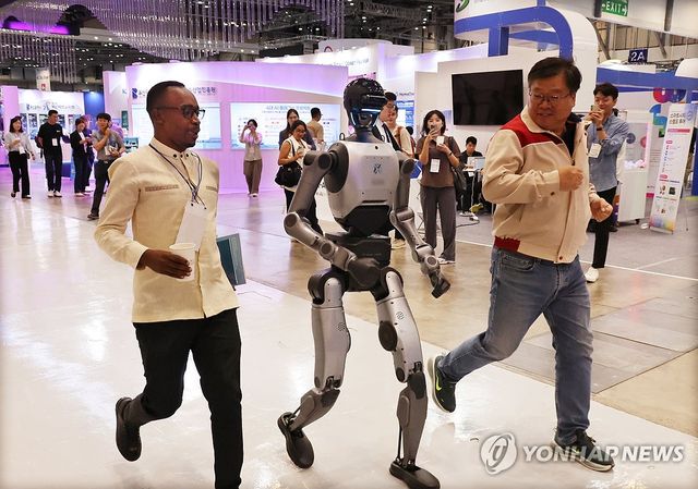 관람객과 달리기하는 산업용 휴머노이드 로봇