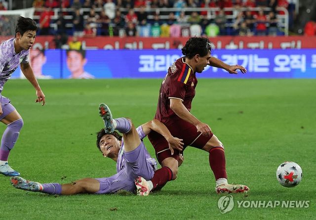 경합 중 넘어지는 황인범