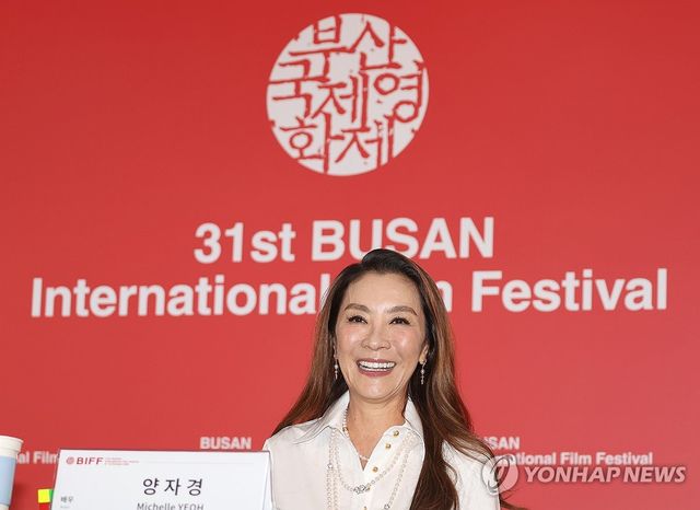 질문 들으며 미소짓는 양쯔충