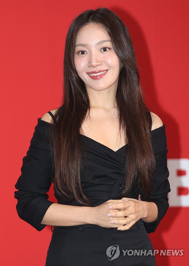 인사하는 최희서