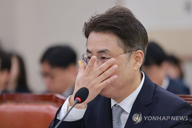 안경 고쳐쓰는 이진수 법무장관 직무대행