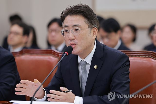 국정감사에서 질의에 답하는 이진수 법무장관 직무대행