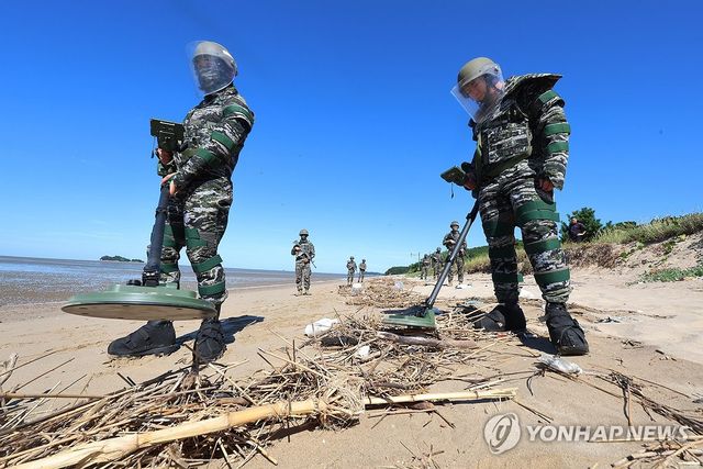 북한 유실지뢰 탐색하는 해병대 장병들