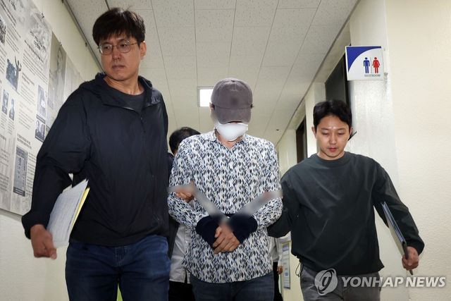 추가 조사 위해 호송되는 나주 부부 살해 피의자