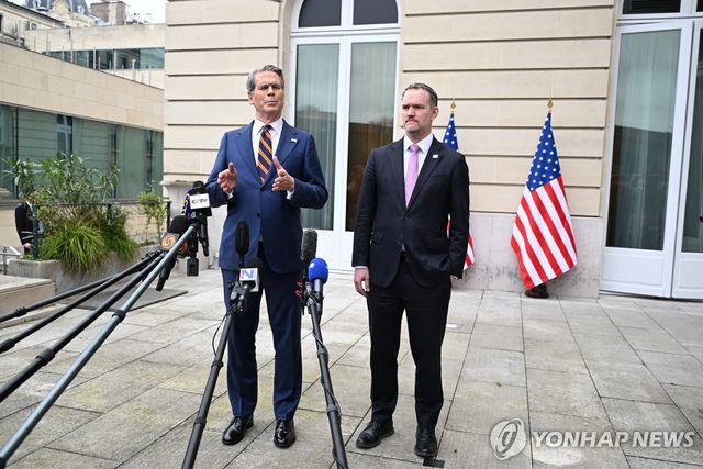협상결과 설명하는 베선트 장관(왼쪽)과 그리어 대표