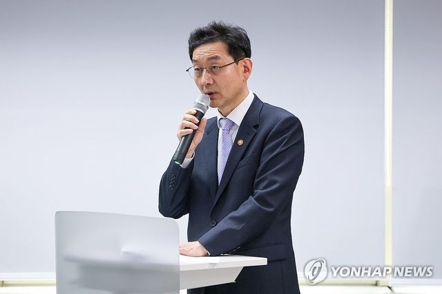 검찰개혁추진단 보완수사권 토론회 참석한 윤창렬 국무조정실장