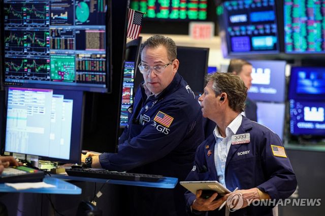 16일(현지시간) 미국 뉴욕 증권거래소의 트레이더들