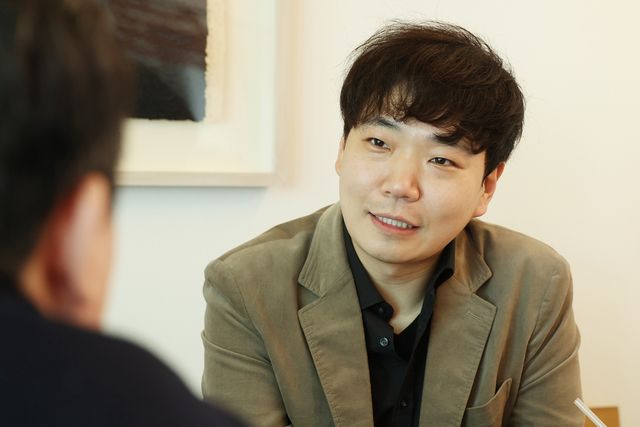 인터뷰하는 한지호 피아니스트