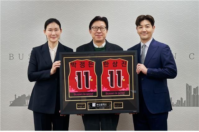 부산시 미디어 소통 홍보대사로 위촉된 BNK 썸 여자프로농구단 박정은(왼쪽) 감독과 배우 한상진(오른쪽). 
