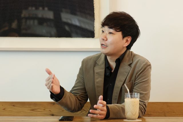 인터뷰하는 한지호 피아니스트
