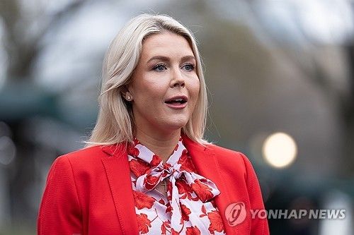 기자들과 질의응답 진행하는 레빗 대변인