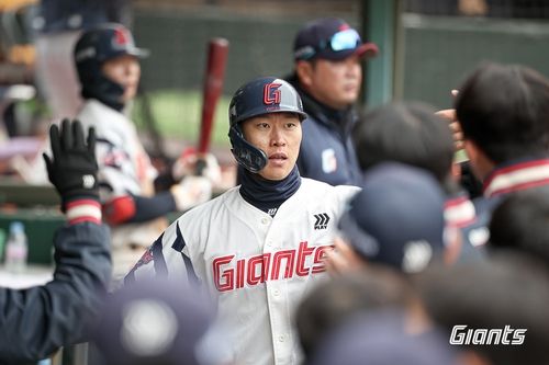 16일 키움과 경기에서 득점 후 동료들과 기뻐하는 롯데 박승욱.