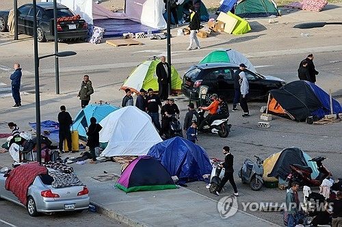 이스라엘군과 헤즈볼라의 무력 충돌을 피해 길거리에서 생활하는 레바논 피란민