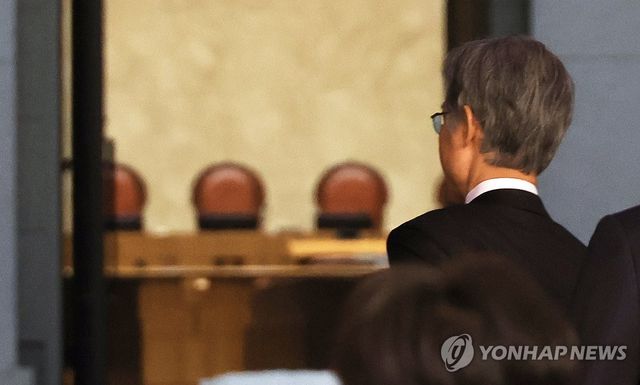 대법원 들어서는 조희대 대법원장