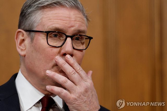 16일 취재진 질문 듣는 스타머 총리