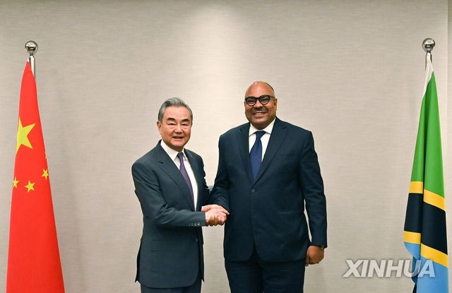 왕이 중국 외교부장과 타비트 콤보 탄자니아 외교장관