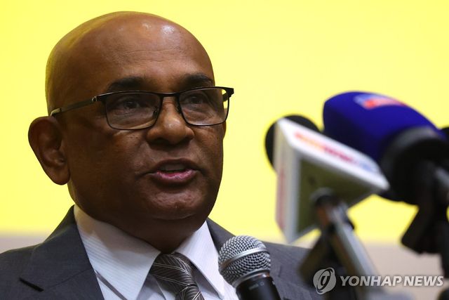 기자회견에서 발언하는 윈저 존 아시아축구연맹(AFC) 사무총장