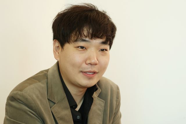 인터뷰하는 한지호 피아니스트