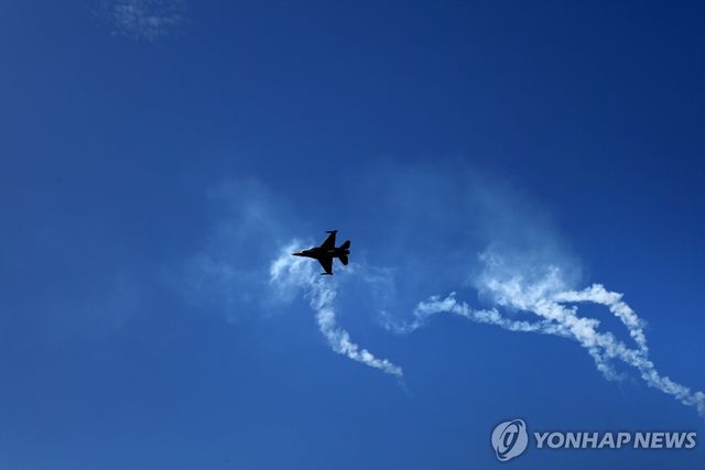 테살로니키 상공을 비행 중인 F-16 전투기