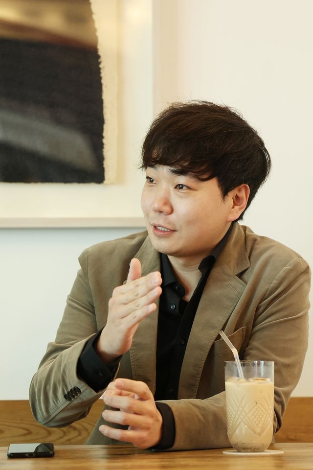 인터뷰하는 한지호 피아니스트