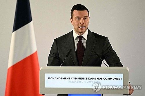 지방 선거 1차 투표 후 회견하는 RN 조르당 바르델라 대표