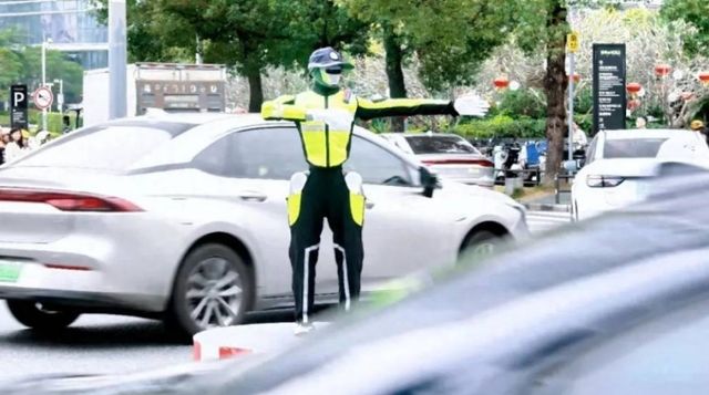 광둥성 선전에서 교통 통제하는 로봇